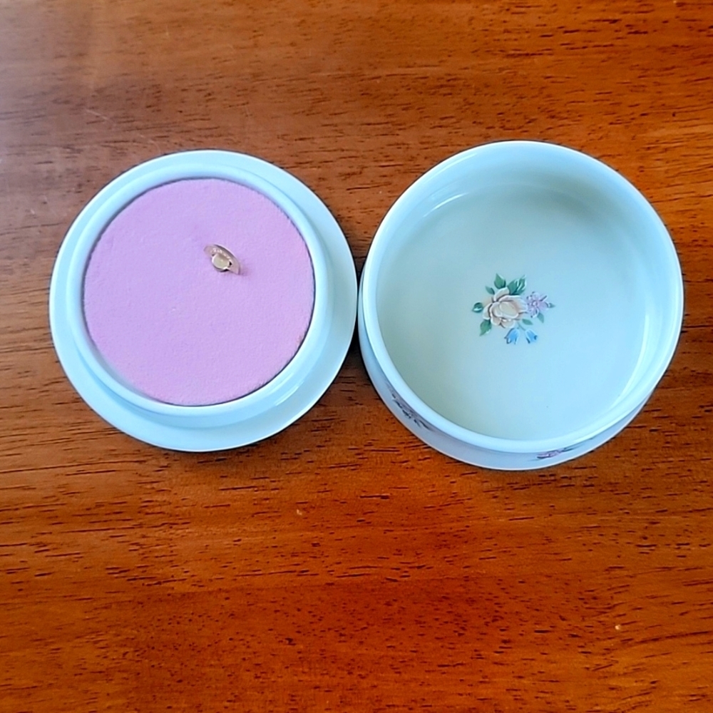 Collector Edition from Heritage House Music Box - Picture 3 of 5